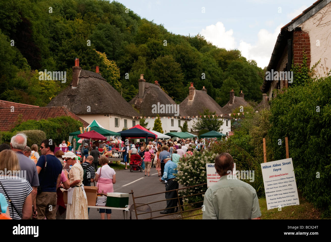 Une scène de la rue Milton Abbas juste dans le Dorset. Banque D'Images