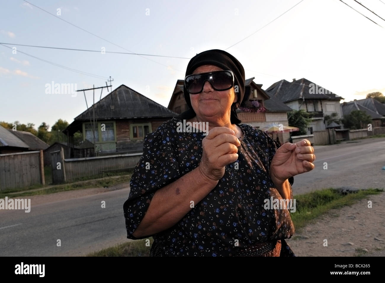 Un agriculteur local porte des lunettes noires brillantes dans un village roumain. Banque D'Images