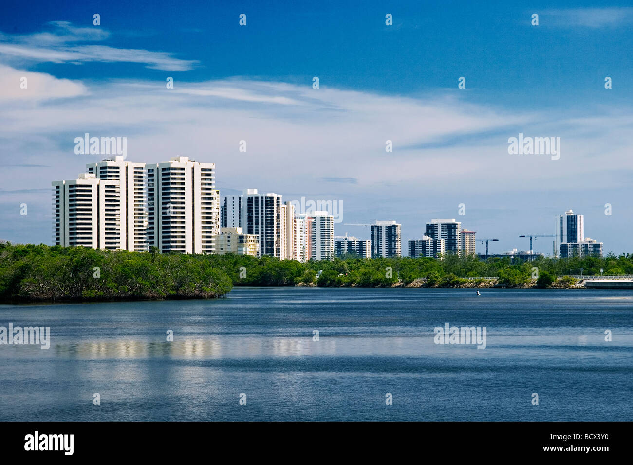 Des tours d'immeubles en copropriété et d'hôtels à Singer Island sur le lac Worth, John D. MacArthur Beach State Park, North Palm Beach, Floride Banque D'Images