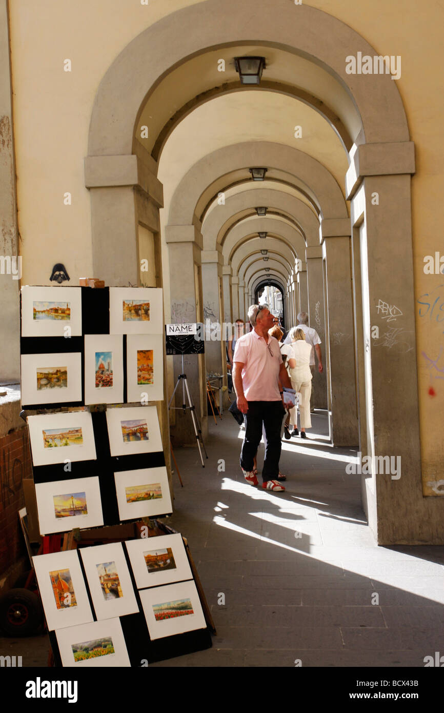 Les artistes exposent leurs travaux sous les arcades près du pont de Florence PonteVecchio .Italie Banque D'Images