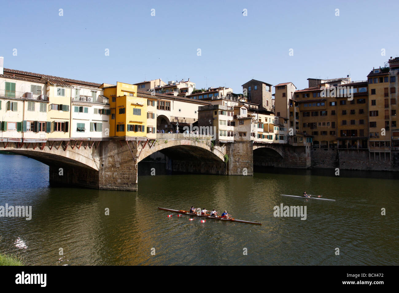 Les membres du club de l'Aviron Rowing Club train Florence sur l'Arno, Florence en passant sous l'Ponti Vecchio Banque D'Images