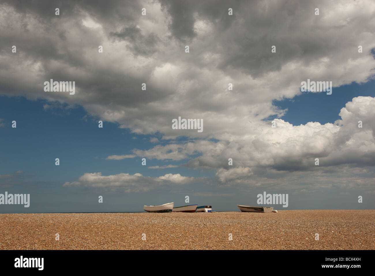 Bateaux de pêche du crabe tiré vers le haut sur la plage de galets au Claj North Norfolk partie d'une réserve naturelle nationale Banque D'Images