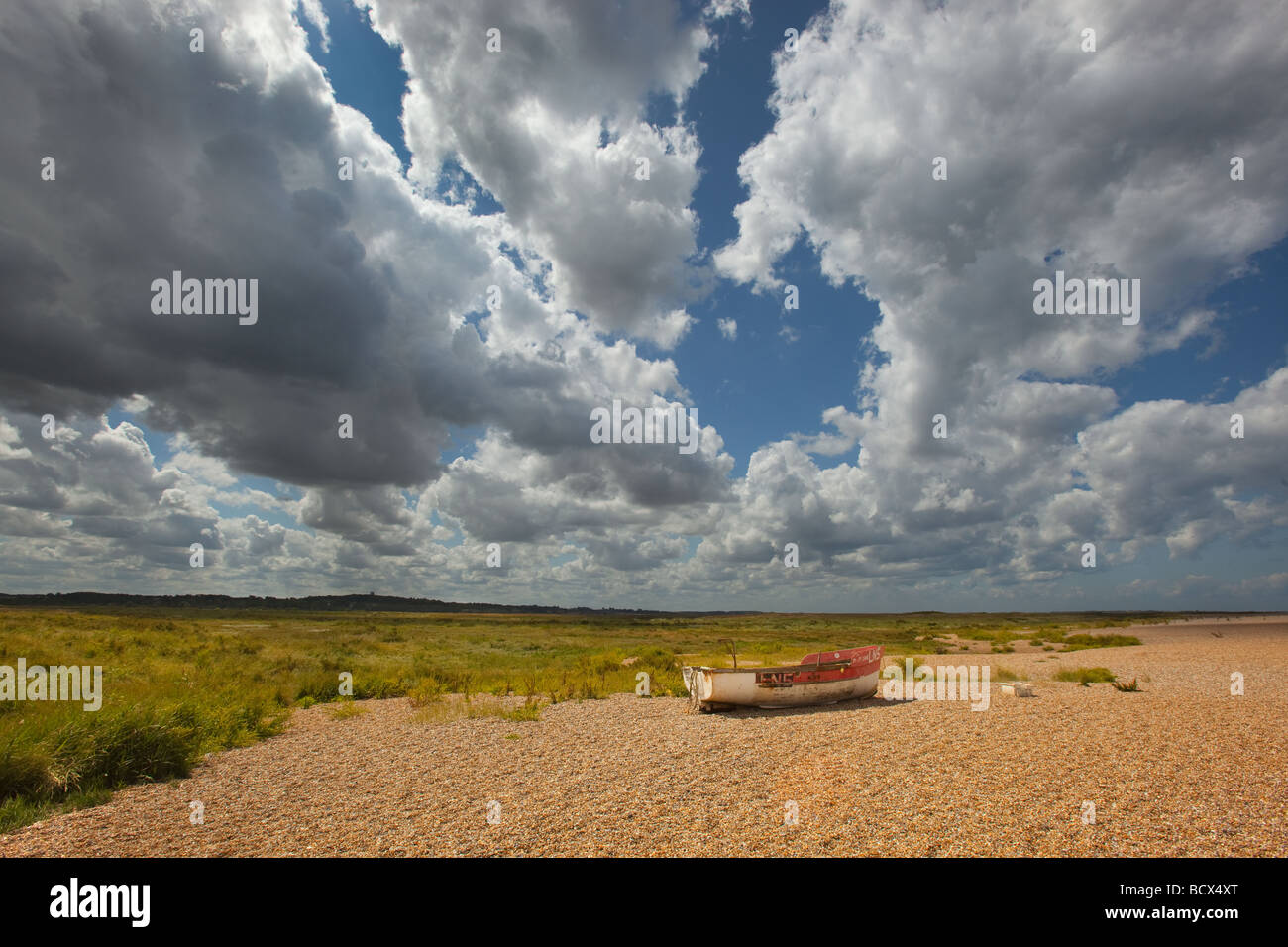 Bateaux de pêche du crabe tiré vers le haut sur la plage de galets au Claj North Norfolk partie d'une réserve naturelle nationale Banque D'Images