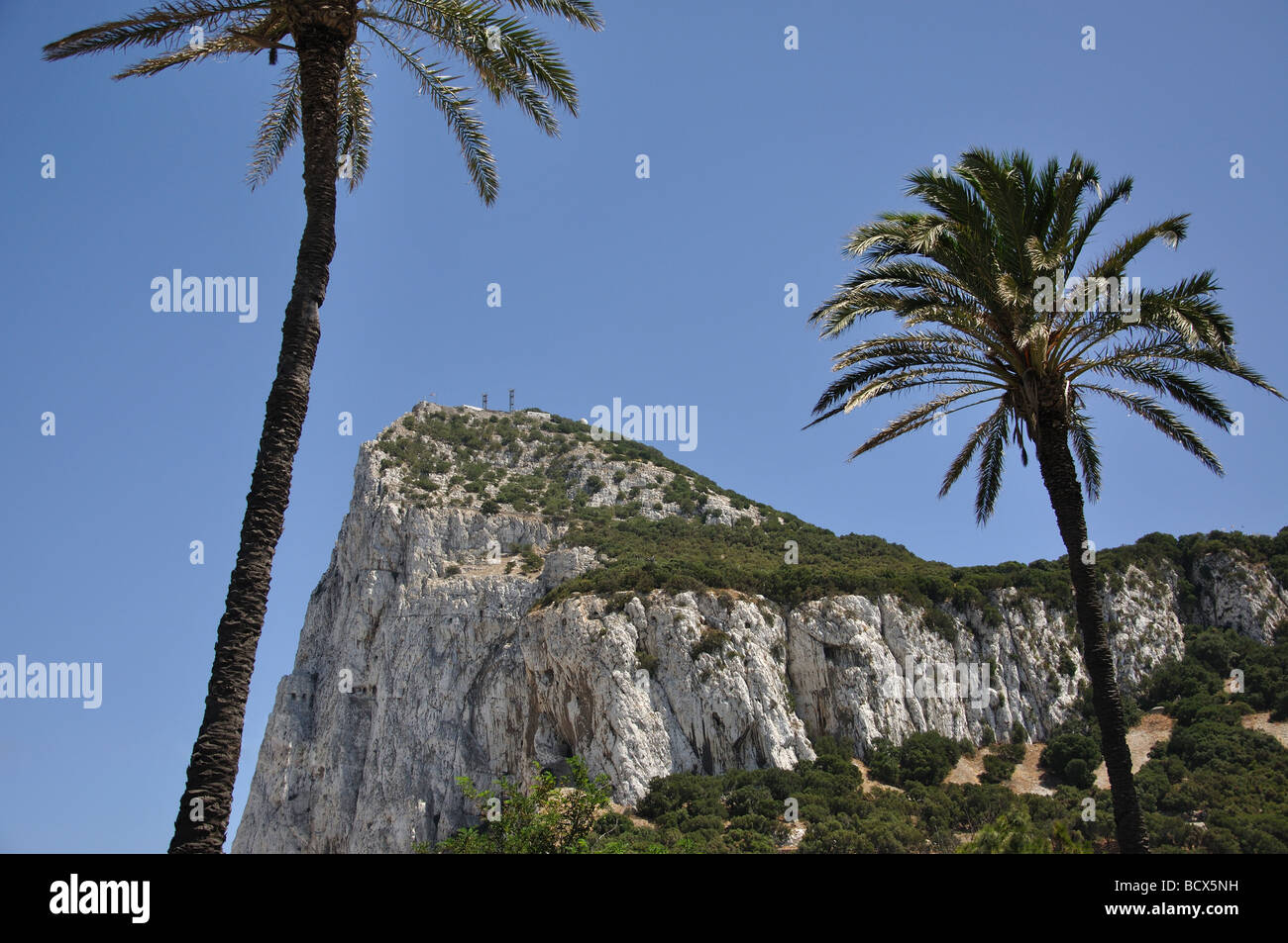 Vue sur le rocher de Gibraltar de Winston Churchill Avenue, la ville de Gibraltar, Gibraltar Banque D'Images