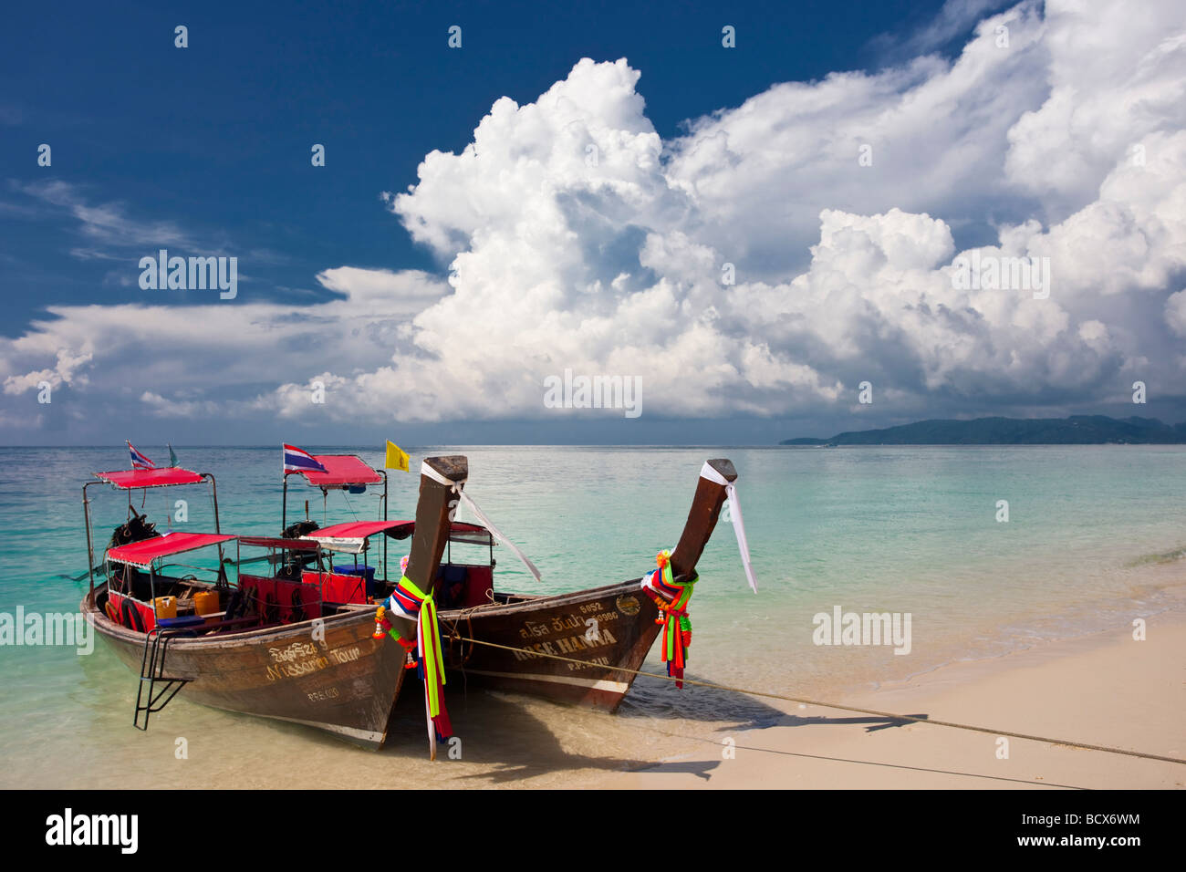 Bateaux Longtail en Railay Beach salon Thaïlande Banque D'Images