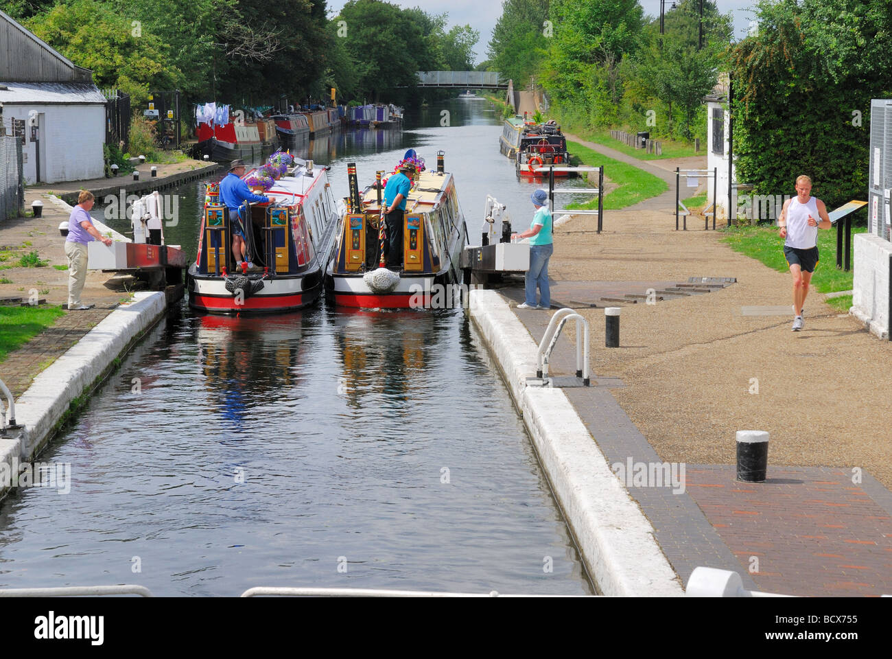 Grand Union Canal Hanwell, ouest de Londres, avec deux bateaux de passage étroit d'écluses UK Banque D'Images