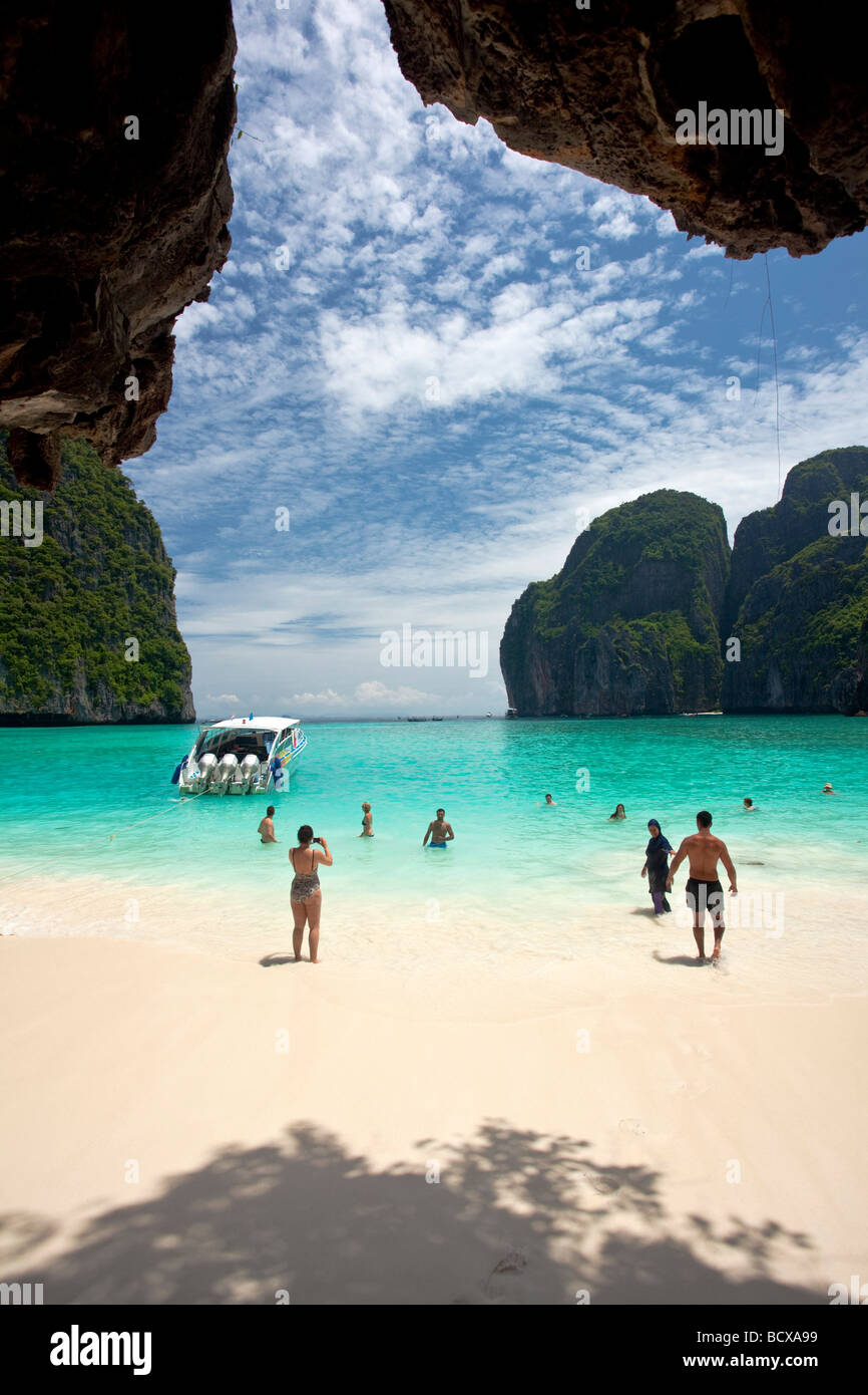 Les vacanciers appréciant l'eau à Ko Phi Phi Leh, ou mieux connu sous le nom de Ao Maya ou 'La plage', dans la mer d'Andaman, Thaïlande Banque D'Images