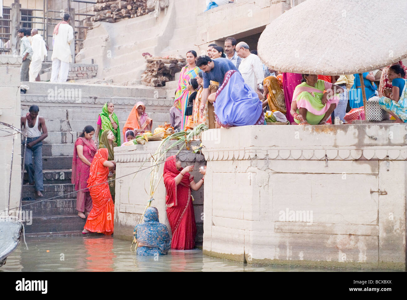Les gens se baigner dans la rivière du Gange. Varanasi, Inde. Banque D'Images