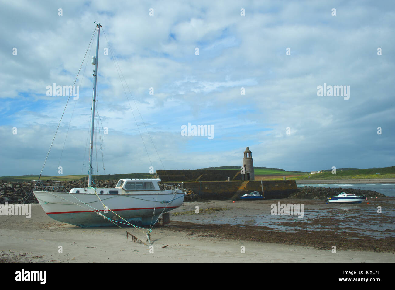 Bateaux sur le port Logan plage à marée basse, le Rhinns, Dumfries et Galloway, en Écosse. Emplacement pour la BBC "Deux mille acres de Sky' Banque D'Images