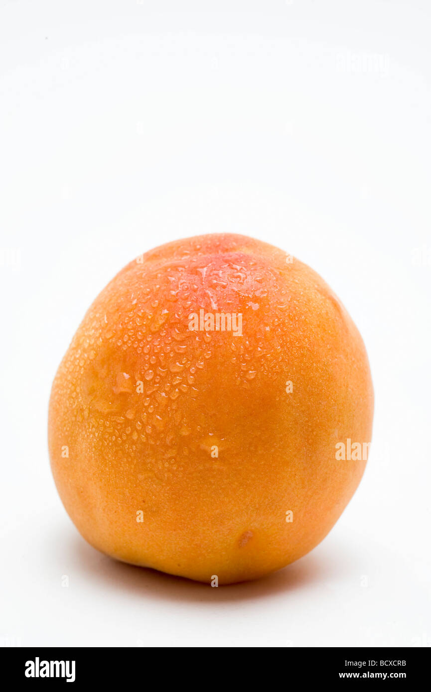 Décoration d'une pêche sur fond blanc Banque D'Images