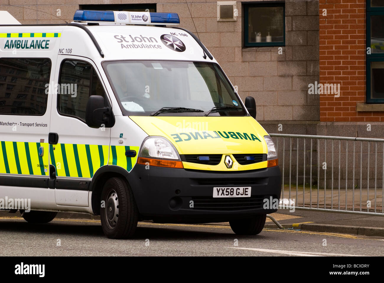 St.John ambulance véhicule dans le centre-ville de Manchester Banque D'Images