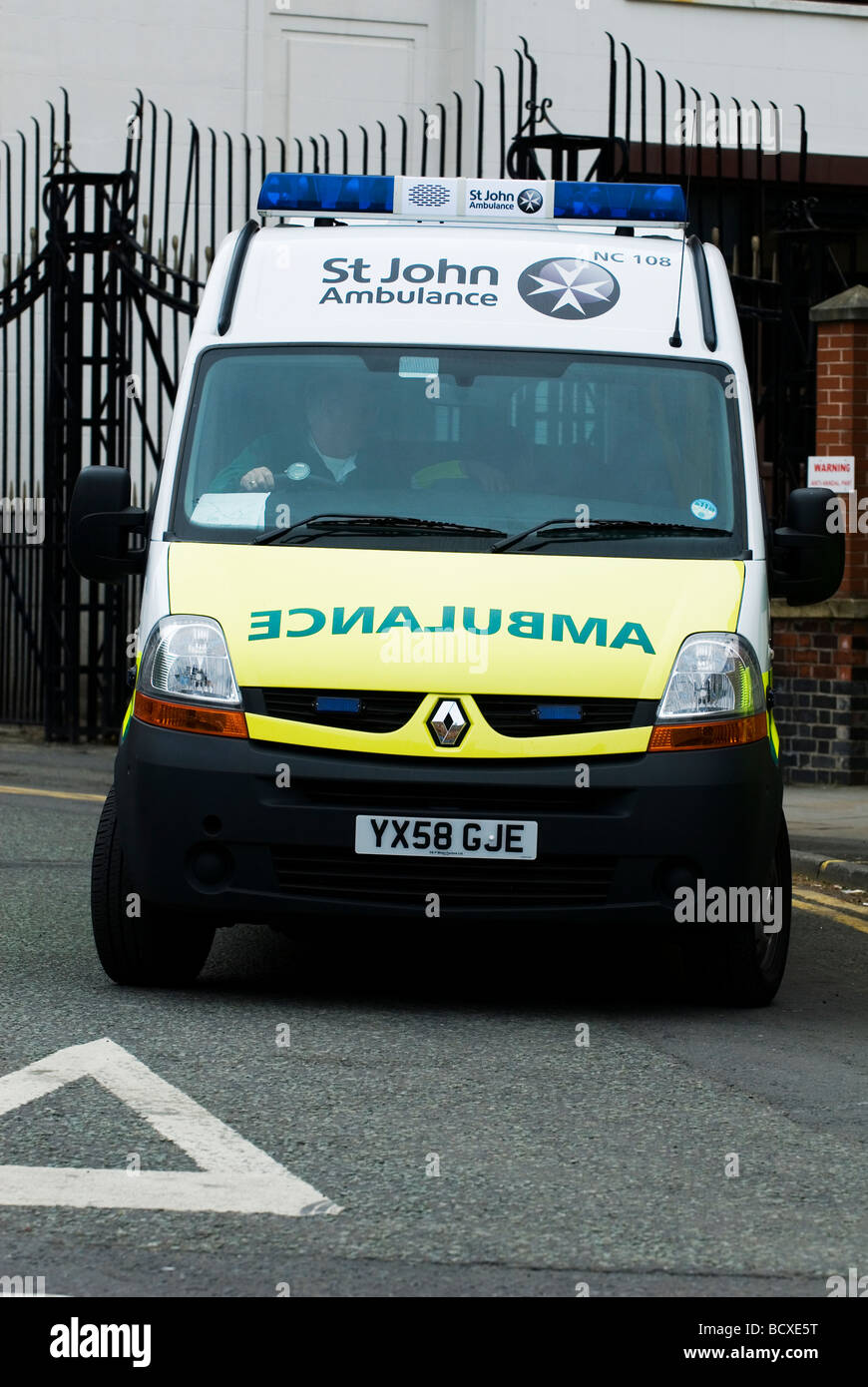 St.John ambulance véhicule dans le centre-ville de Manchester Banque D'Images