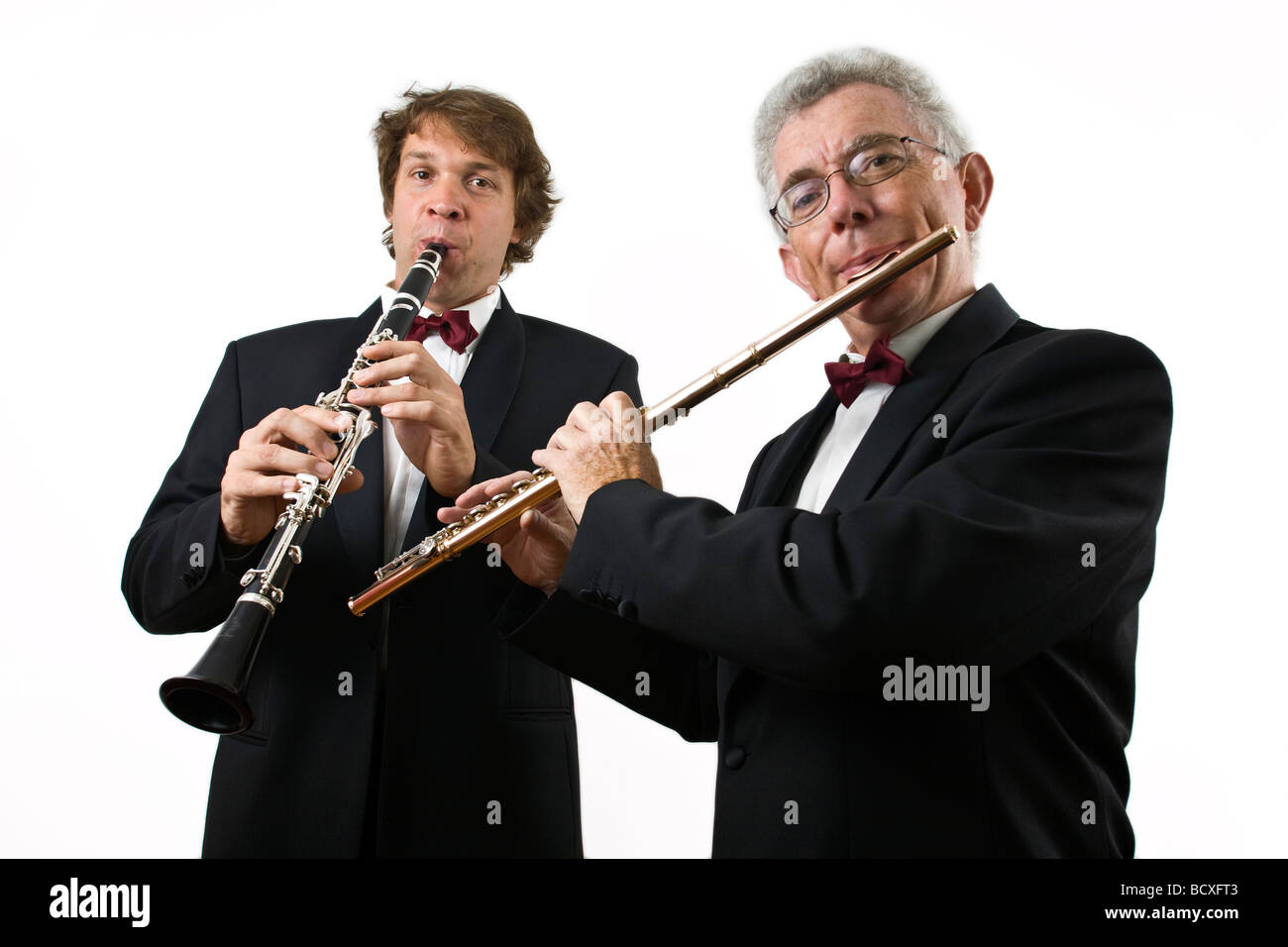 Un duo de musiciens dans un costume et une cravate d'arc (France). Duo de  musiciens en costume et noeud papillon (France Photo Stock - Alamy