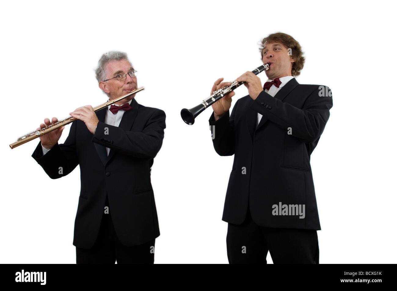 Un duo de musiciens dans un costume et une cravate d'arc (France). Duo de musiciens en costume et noeud papillon (France). Banque D'Images