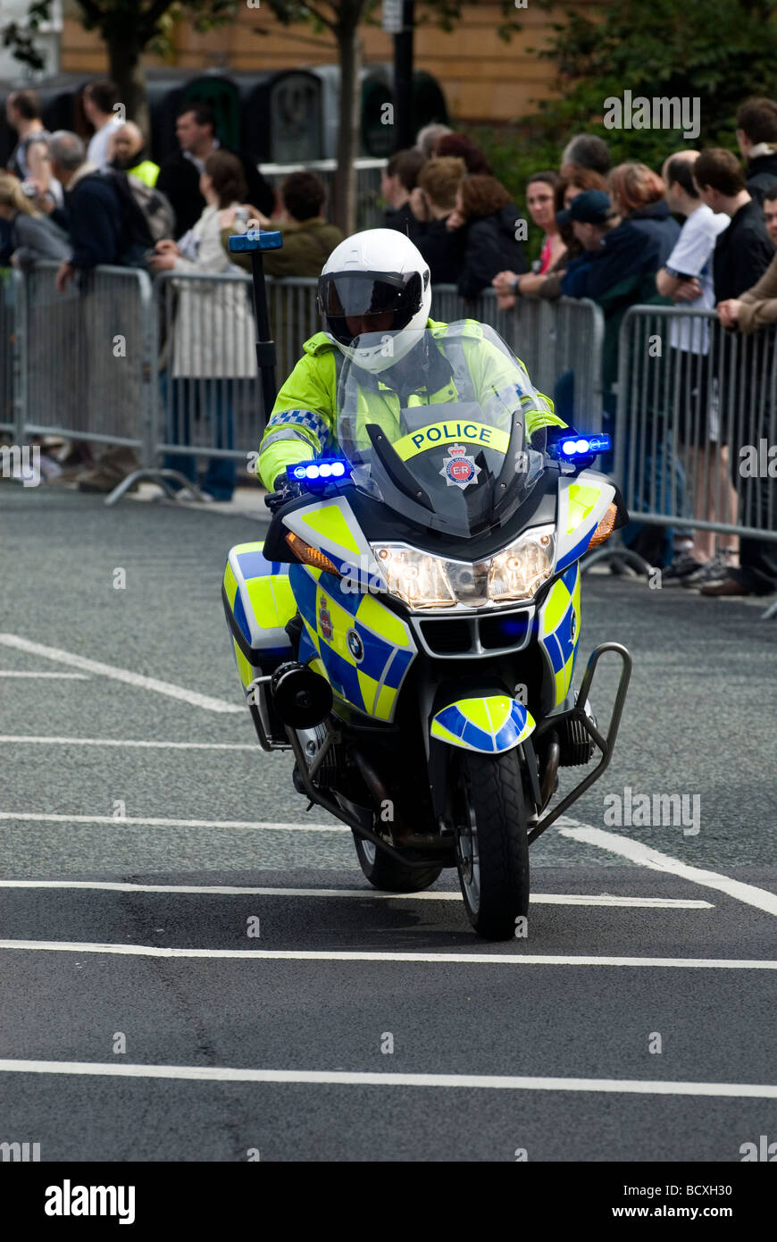 La conduite de la police moto dans le centre-ville de Manchester UK Banque D'Images