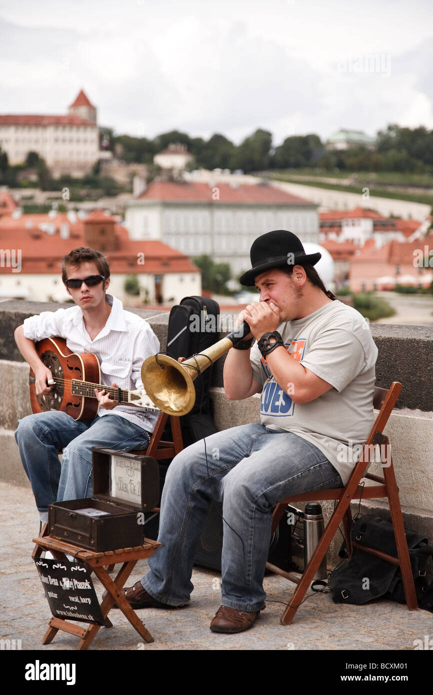 Des musiciens de rue sur le pont Charles à Prague Banque D'Images