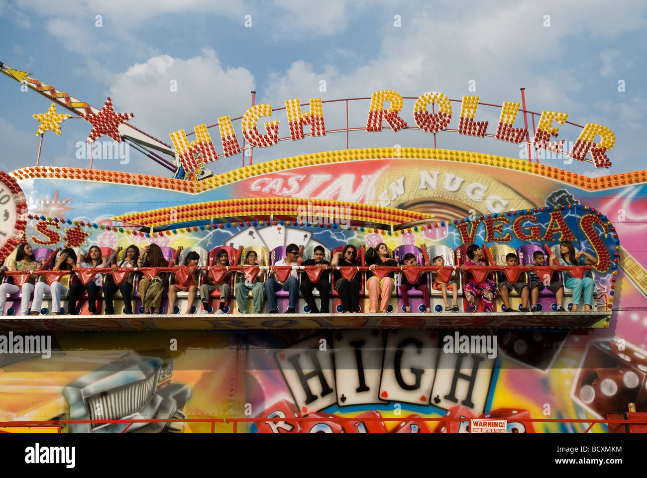 Les adolescents sur le high roller à sensations fortes à Mela il Asian festival Manchester UK Banque D'Images