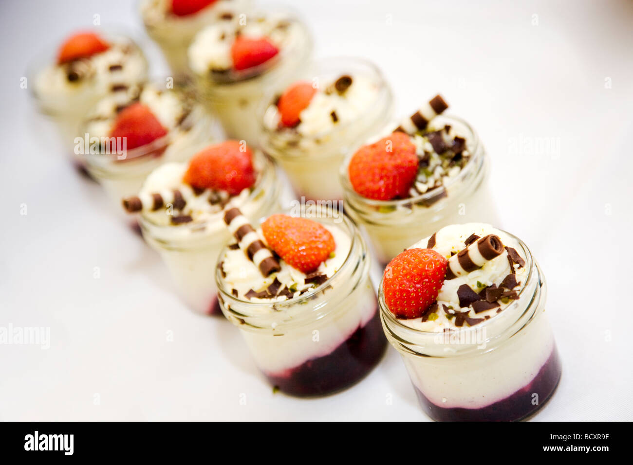 Crème vanille avec gelée de fruits rouges au buffet de desserts Banque D'Images