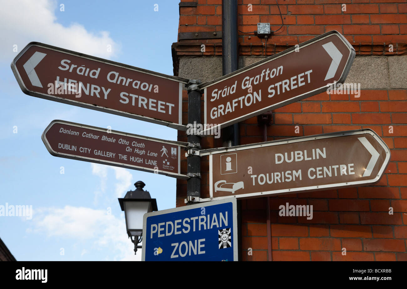 Les panneaux touristiques dans Temple bar montrant façon de Henry Street et Grafton Street Dublin République d'Irlande Banque D'Images