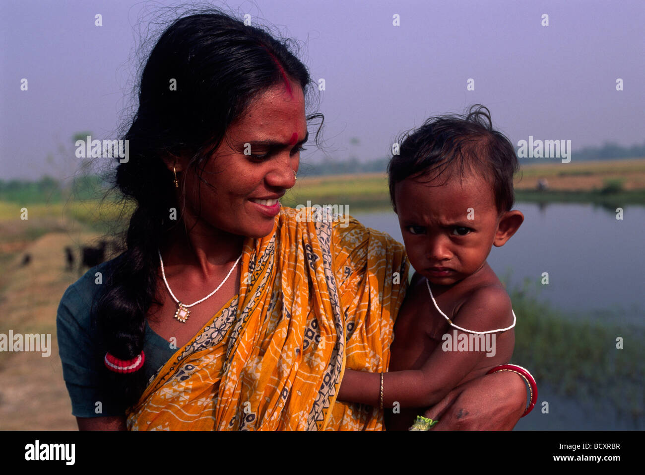 Inde, Bengale occidental, Sunderbans, femme avec enfant Banque D'Images