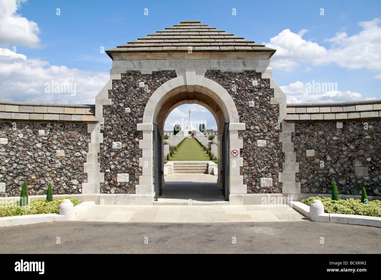 L'entrée principale du cimetière de Tyne Cot à Zonnebeke, Belgique. Banque D'Images L'entrée principale du cimetière de Tyne Cot à Zonnebeke, Belgique. Banque D'Images