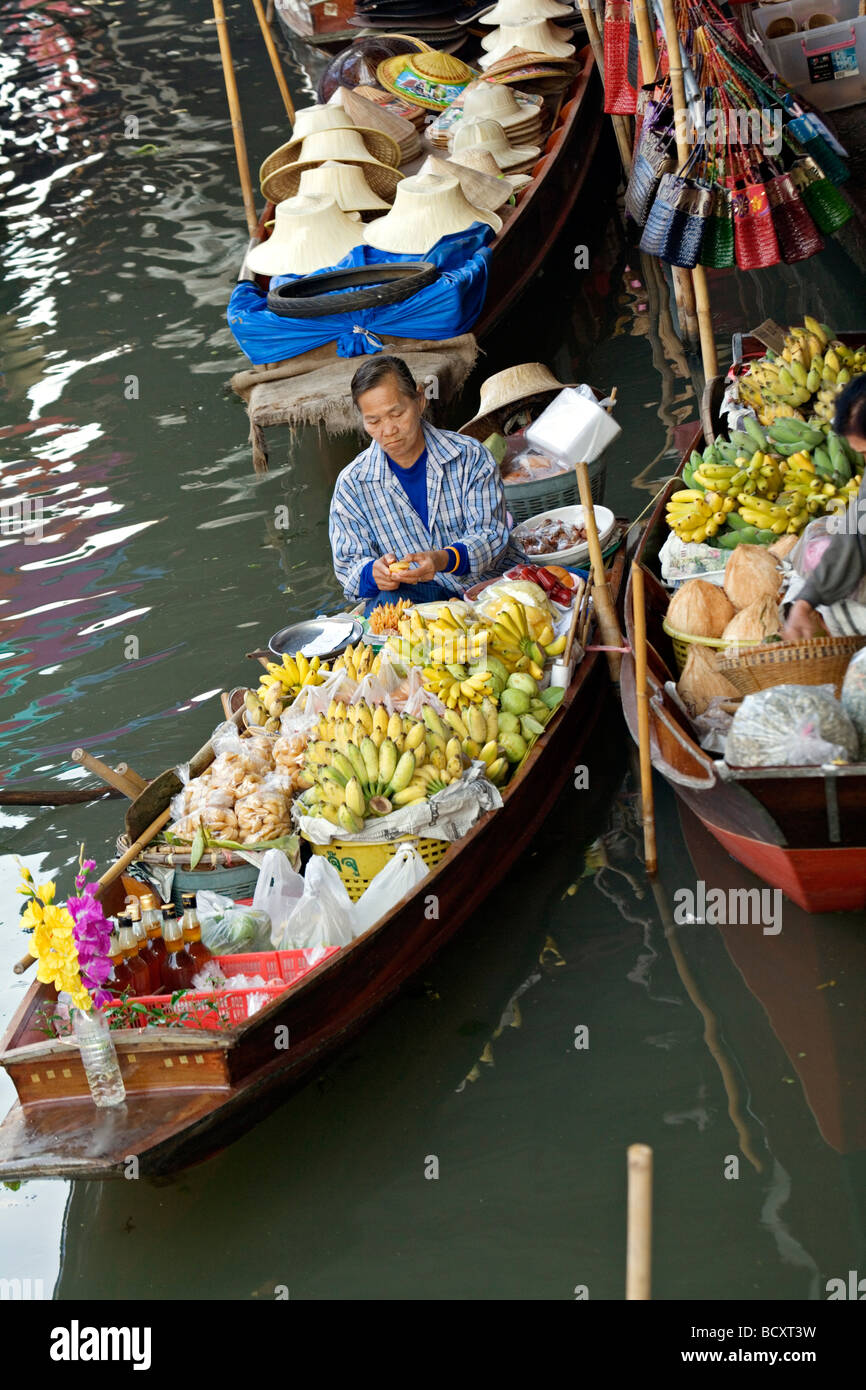 Vente d'aliments et de souvenirs à la marché flottant de Damnoen Saduak situé à environ 62 milles à l'extérieur de Bangkok Thaïlande Banque D'Images