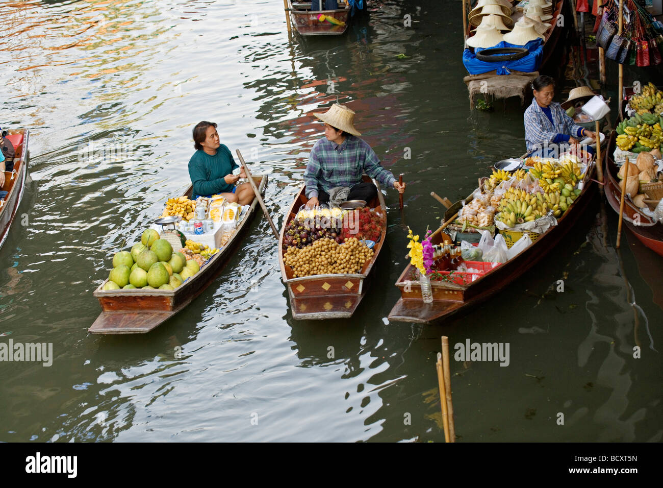 Vente d'aliments et de souvenirs à la marché flottant de Damnoen Saduak situé à environ 62 milles à l'extérieur de Bangkok Thaïlande Banque D'Images