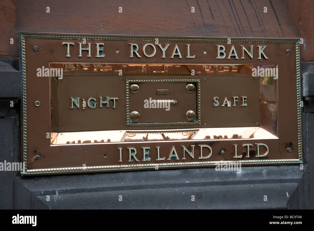 Cuivre poli plaque de nuit de la Banque Royale Banque Ireland Ltd dans un pub maintenant Dame Street Dublin République d'Irlande Banque D'Images