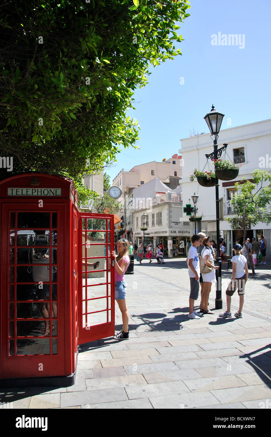 Téléphone rouge boîtes, Rue Principale, La ville de Gibraltar, Gibraltar Banque D'Images