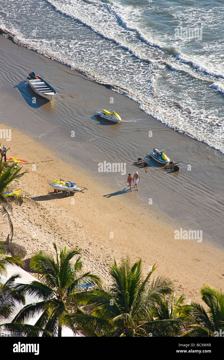 Les gens à pied sur la plage en vue aérienne, près de la zone touristique de Mazatlan Golden Zone connue sous le nom de Banque D'Images