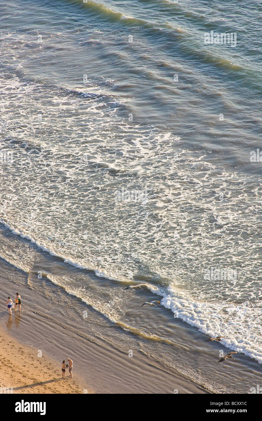 Les gens à pied sur la plage en vue aérienne, près de la zone touristique de Mazatlan Golden Zone connue sous le nom de Banque D'Images
