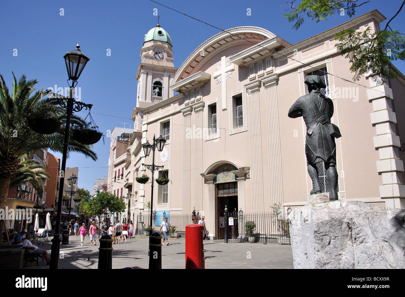 Cathédrale de St.Mary les Royal Engineers et couronné de la statue, la rue principale, la ville de Gibraltar, Gibraltar Banque D'Images