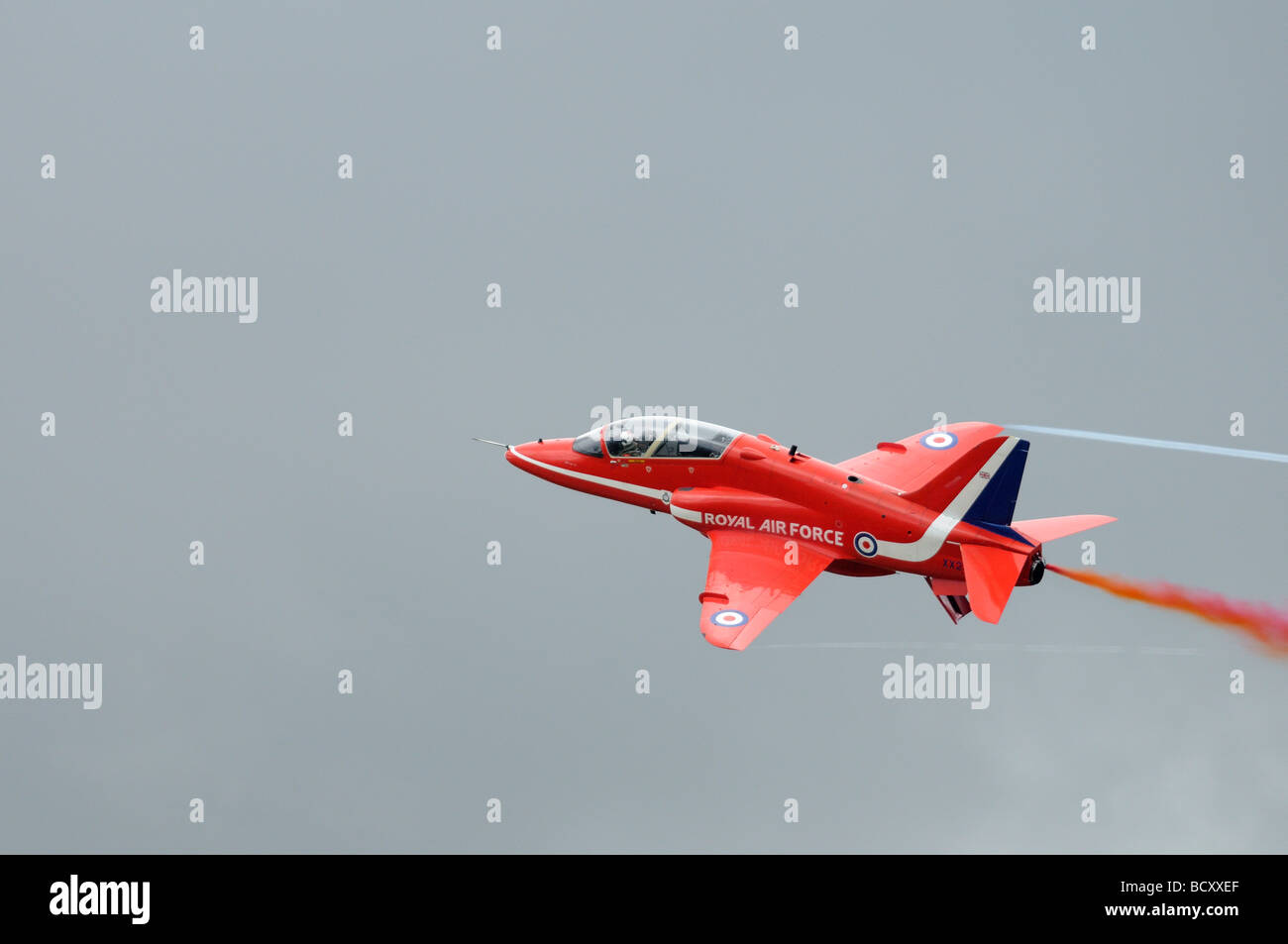 Des flèches rouges Hawk Trainer XX233, l'une des paire Syncho, répète leur routine d'affichage contre une toile de fond nuageux Banque D'Images