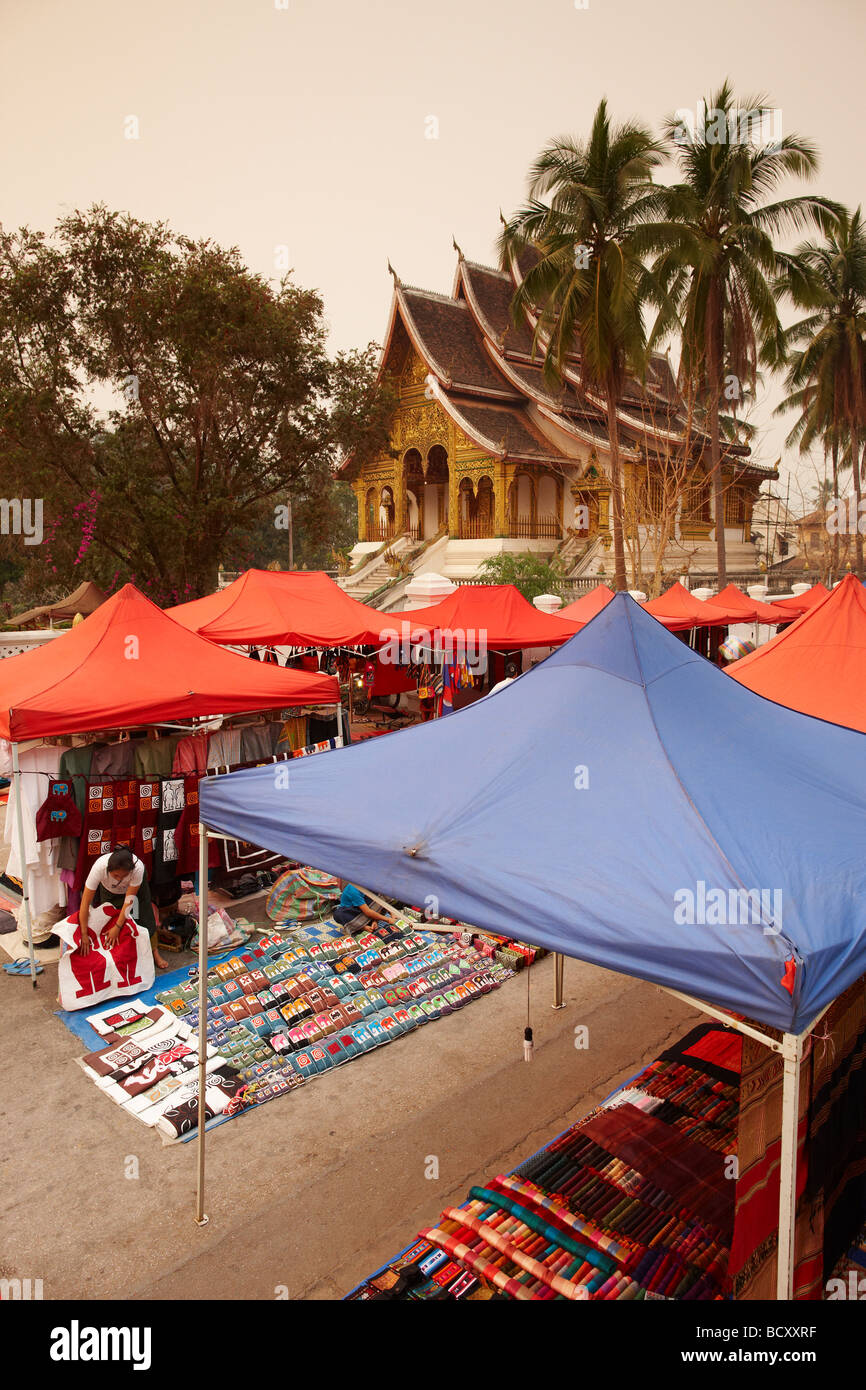 Le marché de nuit et Hor Phrabang, Luang Prabang, Laos Banque D'Images