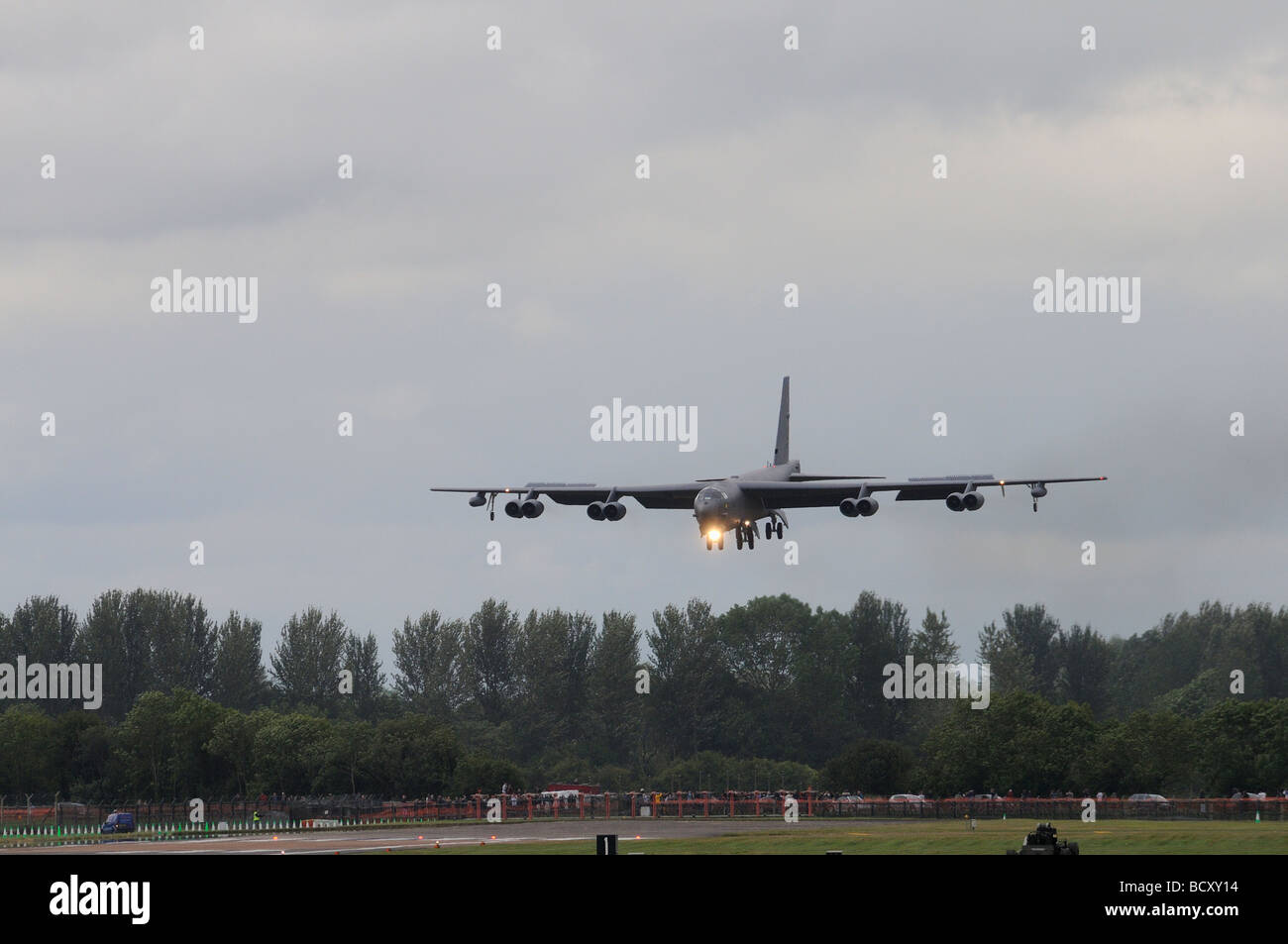 Boeing bombardier lourd B52 en approche finale de l'atterrissage à RAF Fairford pour le Royal International Air Tattoo Banque D'Images