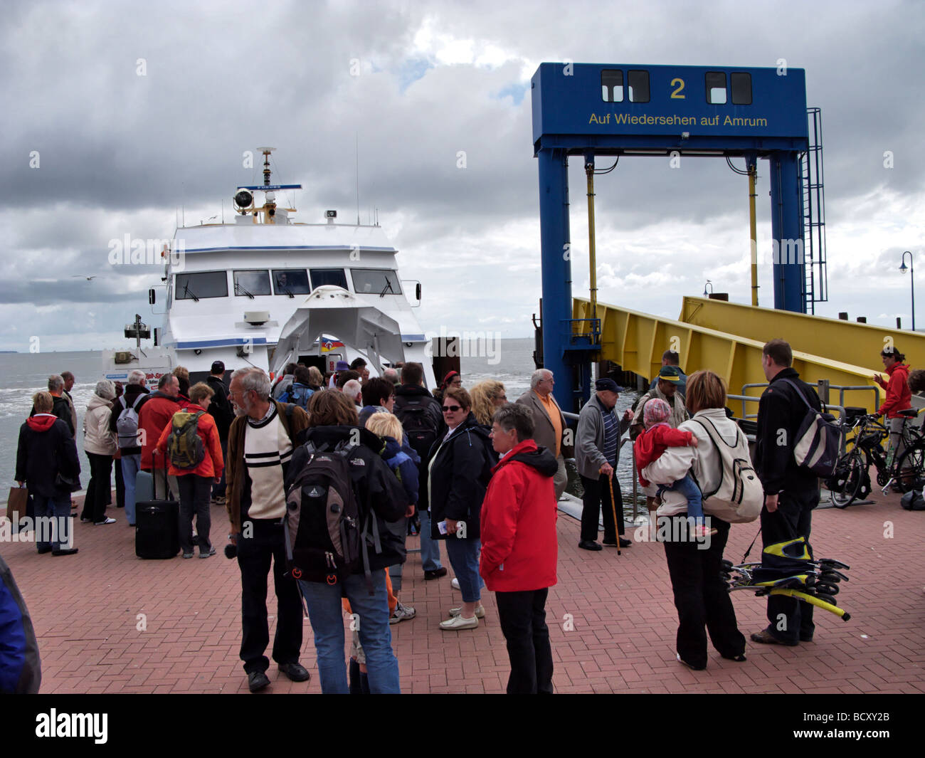 Les gens à bord du ferry express Adler Île nord-frison Amrum Allemagne  Photo Stock - Alamy