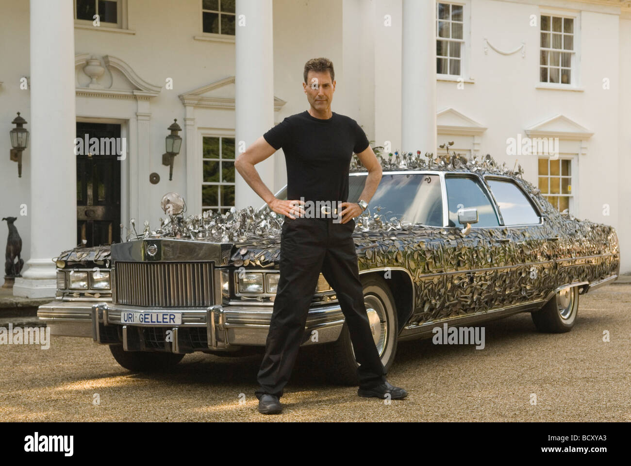 URI Geller à la maison à l'extérieur de son manoir. Ses blouses Cadillac sont recouvertes de cuillères pliées. Plaquette d'identification de voiture URI GELLER. Berkshire Royaume-Uni 2008 2000 HOMER SYKES. Banque D'Images
