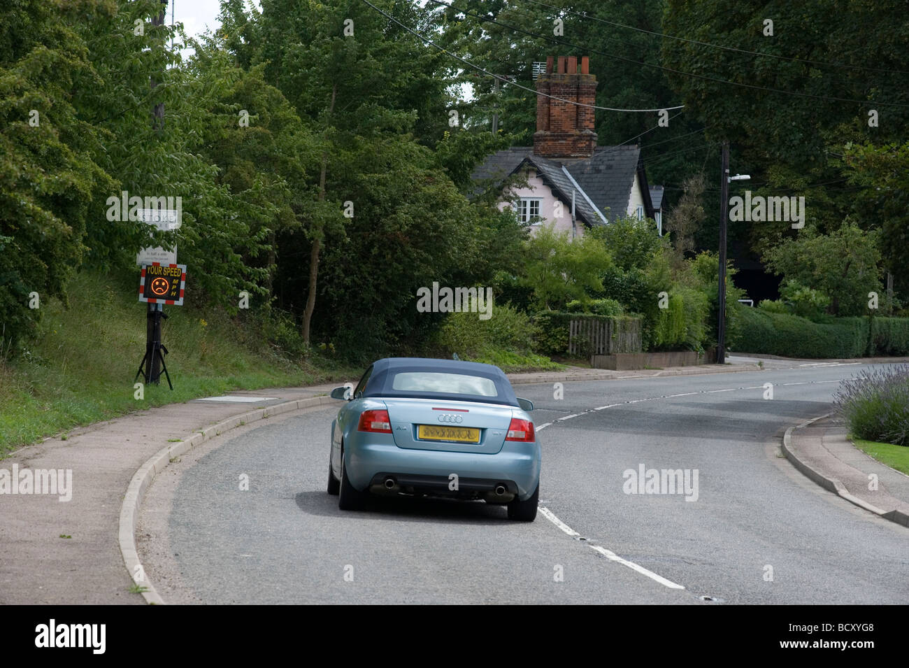 Smiley vitesse indicateur de vitesse radar SID SID ralentir 30mph village Sufflok stoke par clare Excès de décès transport voiture Banque D'Images