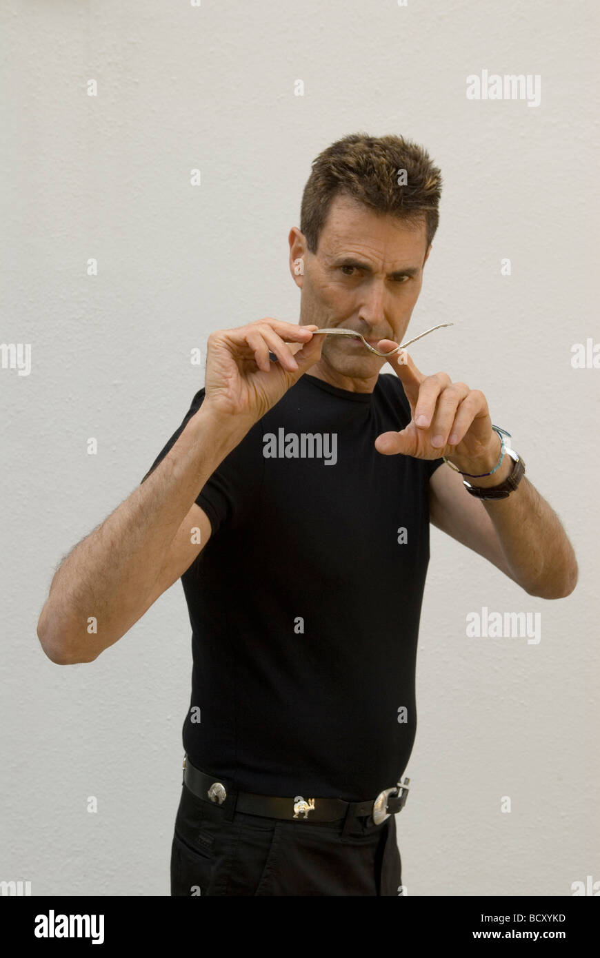 URI Geller cuillère pliée. Temps d'image enregistré dans la caméra comme 16 36 04 pm. Regardez les 5 autres images temporisées. Années 2000 Royaume-Uni 2008 Berkshire HOMER SYKES Banque D'Images