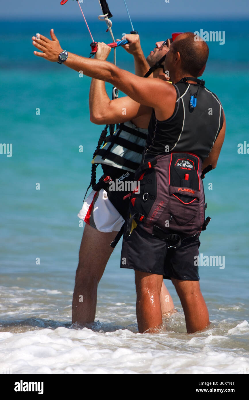 Apprendre à naviguer en kite beach Avdimou Chypre Banque D'Images