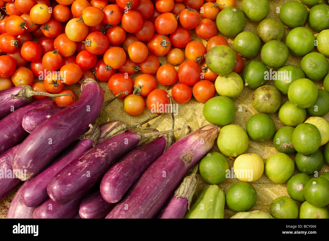 Légumes et fruits en vente sur le marché à Luang Prabang, Laos Banque D'Images