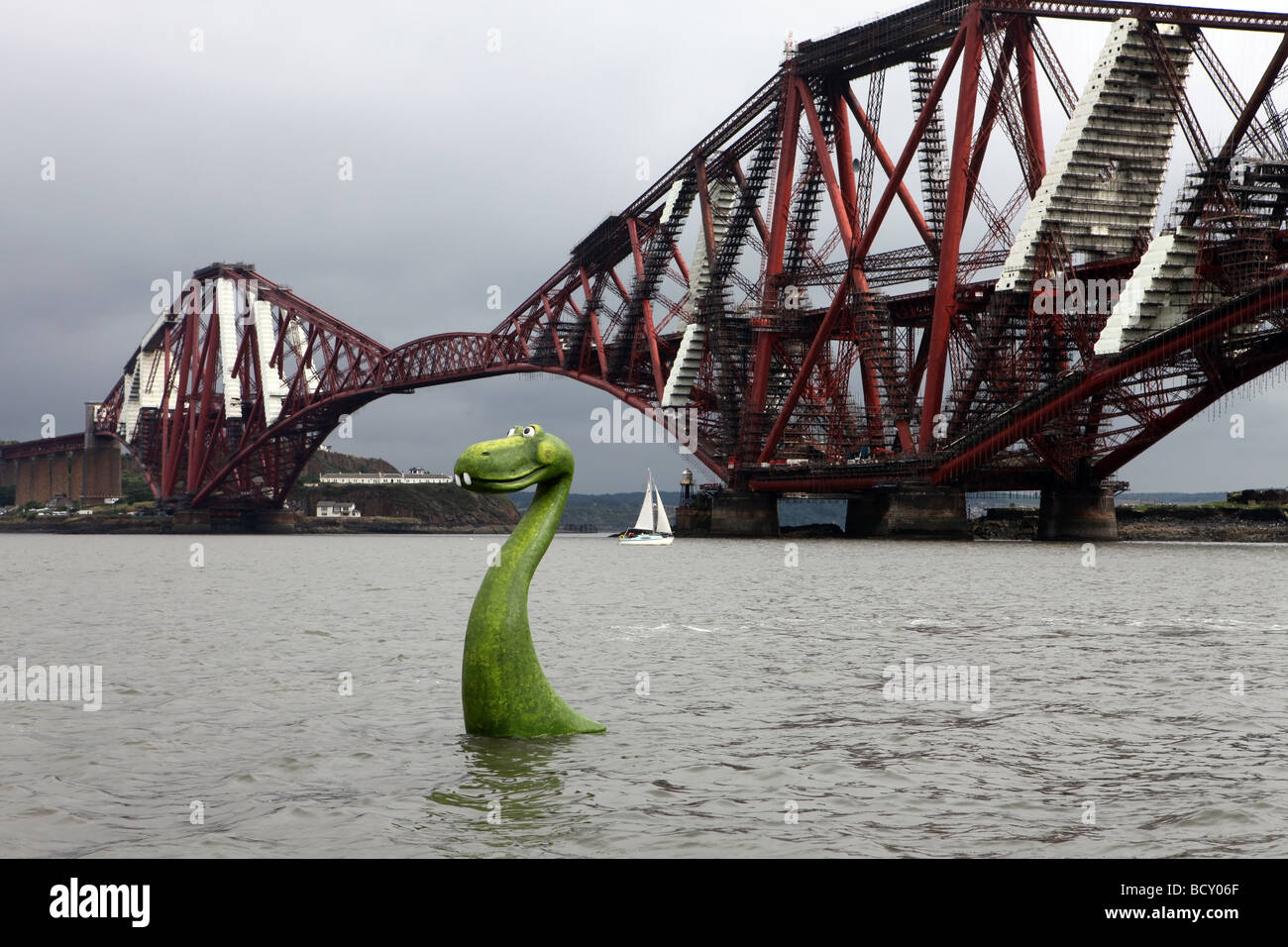 Modèle réaliste du Loch Ness dans l'eau à l'estuaire de la Forth à côté de la Forth Rail Bridge, Edinburgh, Ecosse, Royaume-Uni Banque D'Images