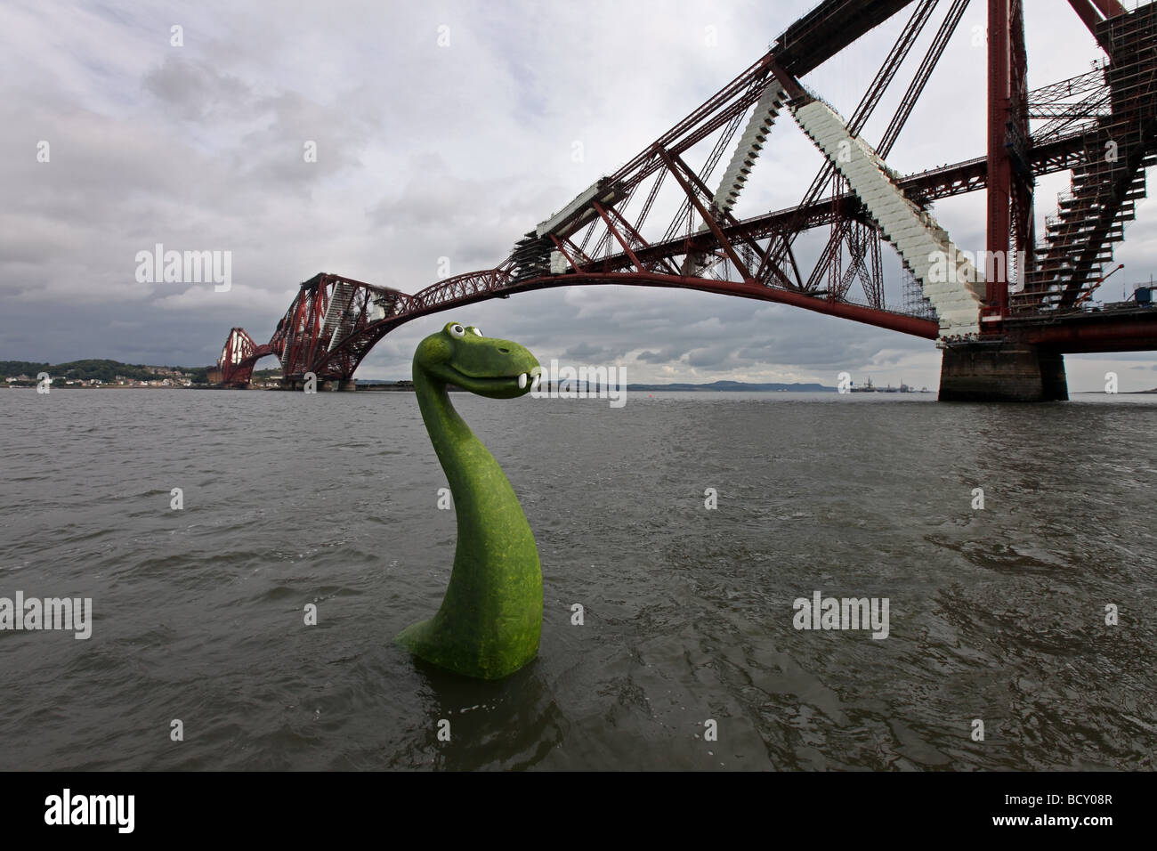 Modèle réaliste du Loch Ness dans l'eau à l'estuaire de la Forth à côté de la Forth Rail Bridge, Edinburgh, Ecosse, Royaume-Uni Banque D'Images