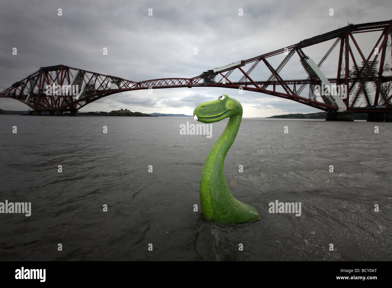 Modèle réaliste du Loch Ness dans l'eau à l'estuaire de la Forth à côté de la Forth Rail Bridge, Edinburgh, Ecosse, Royaume-Uni Banque D'Images