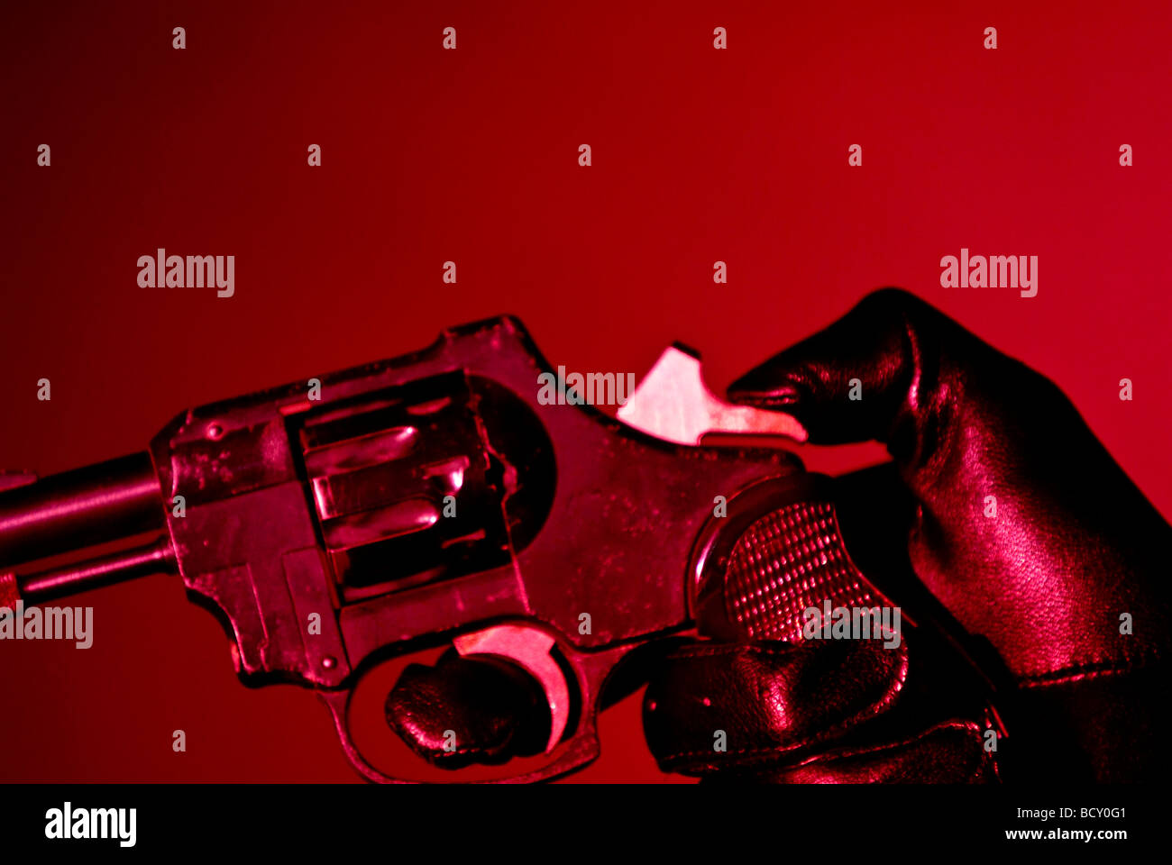 Agresseur tenant un pistolet Banque D'Images