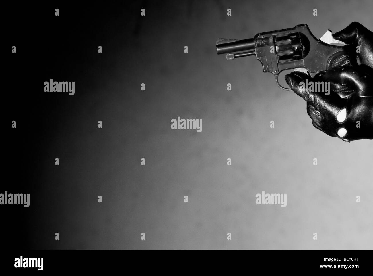 Agresseur tenant un pistolet Banque D'Images