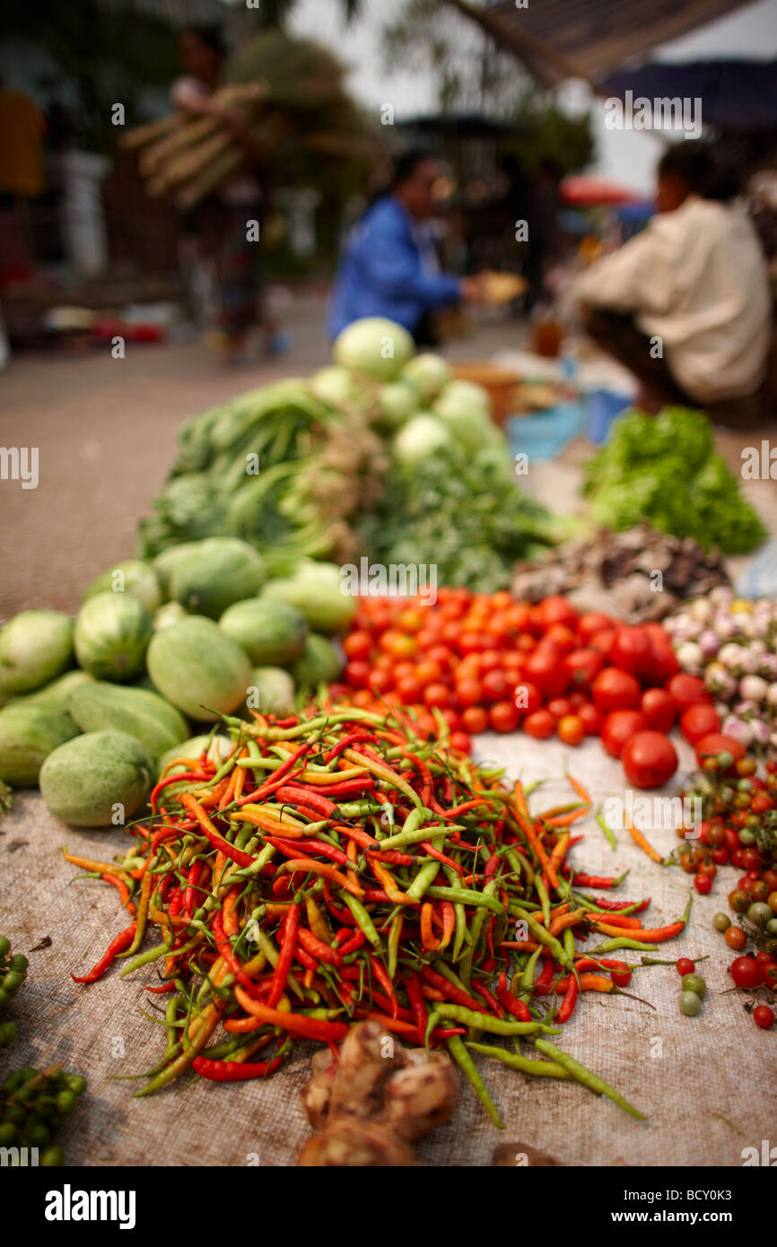 Légumes et fruits en vente sur le marché à Luang Prabang, Laos Banque D'Images
