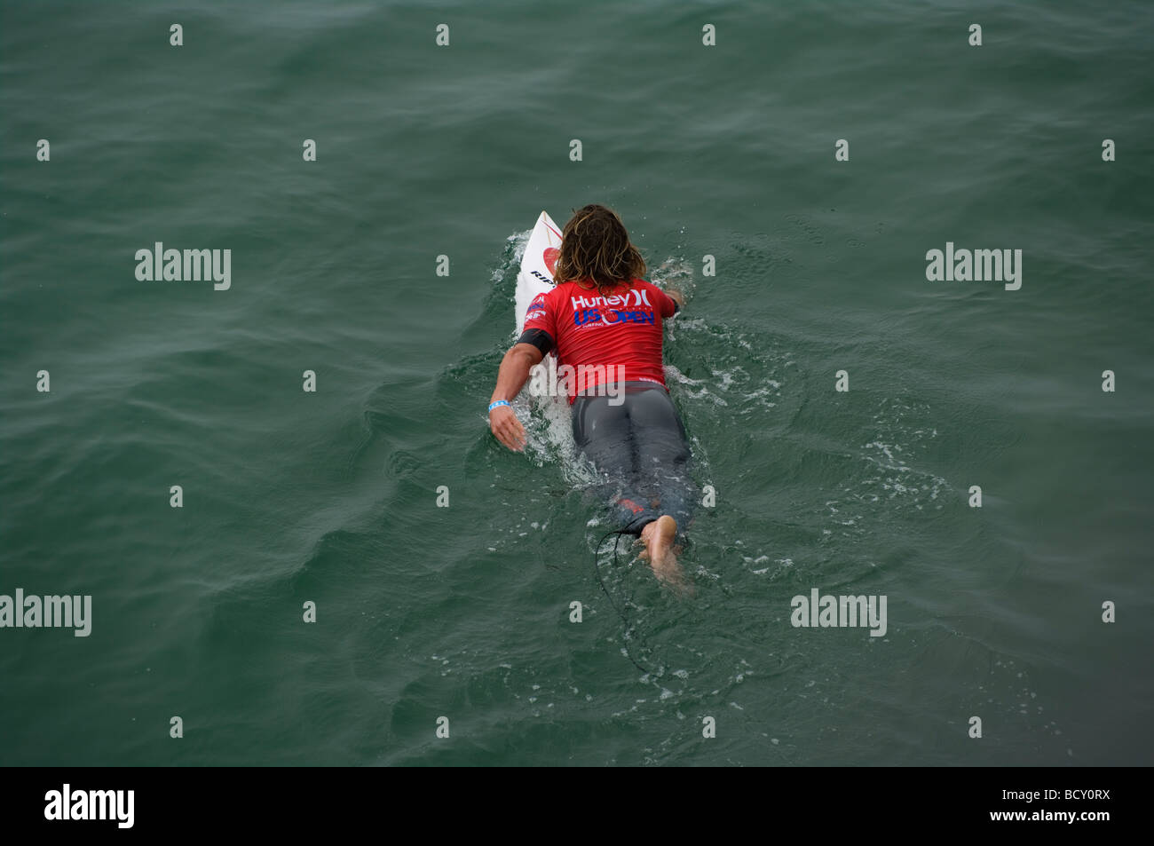 Compétiteur lors de la compétition de surf US Open, Huntington Beach, CA. Banque D'Images