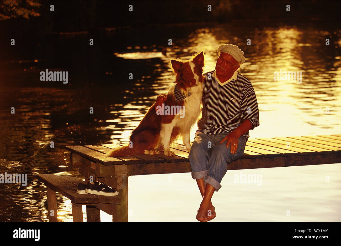 Vieil Homme et chien - sitting on catwalk Banque D'Images