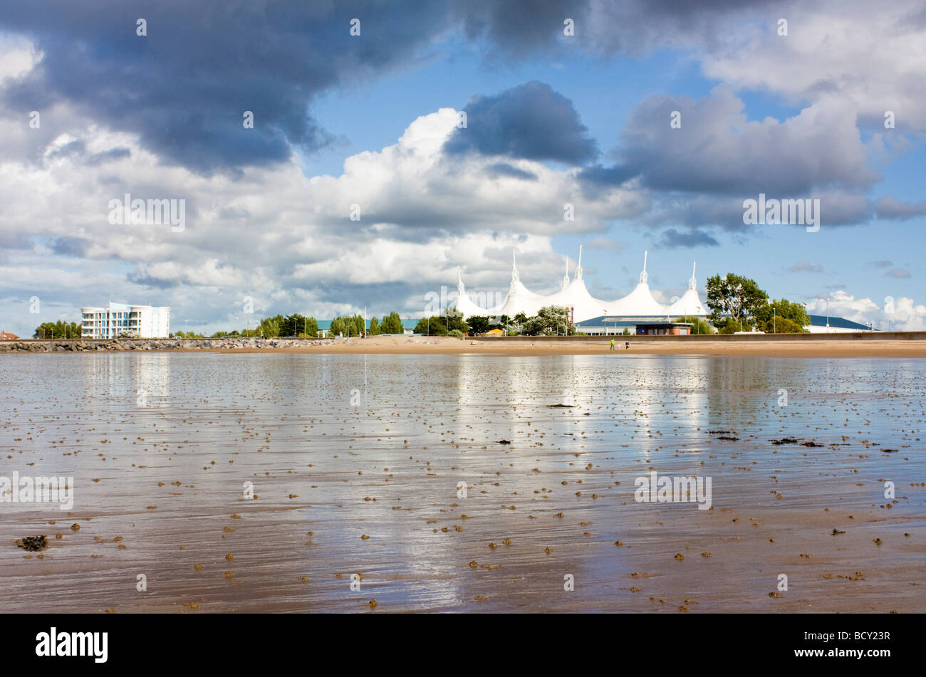 La plage de Butlins Minehead avec en arrière-plan Le Somerset England UK Banque D'Images